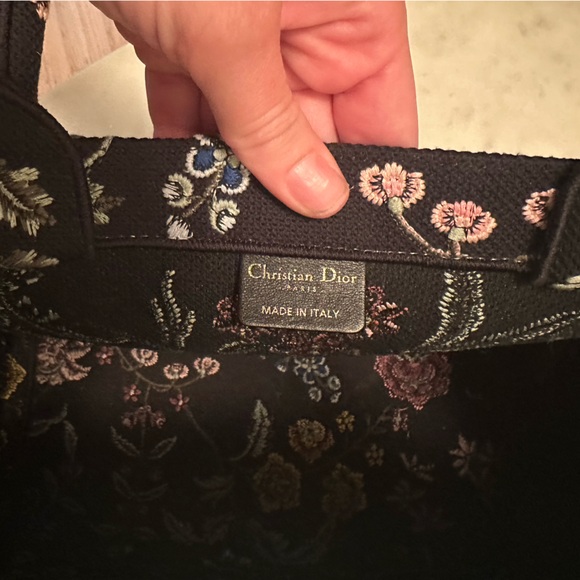 Dior Medium Book Tote: limited edition Les petites fleurs spring 2023. - Picture 5 of 8